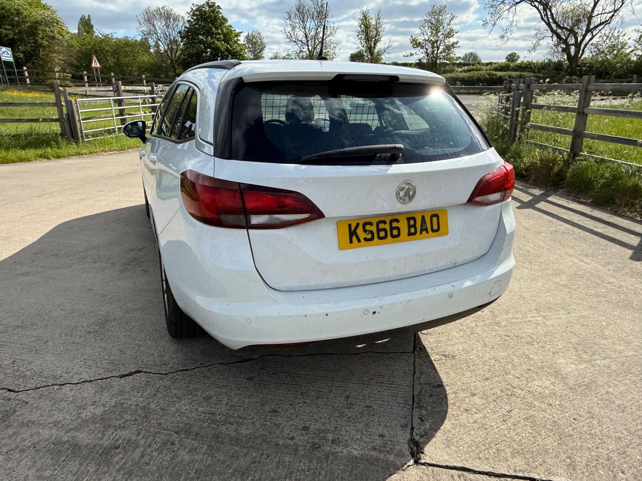 Vauxhall Astra 1.6 CDTi Tech Line Sports Tourer Euro 6 (s/s) 5dr — photo 104 of 104